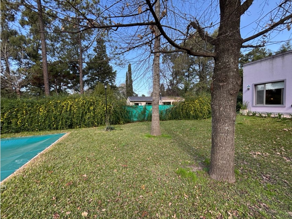 Casa en venta con dos dormitorios, parque, piscina y quincho - 3