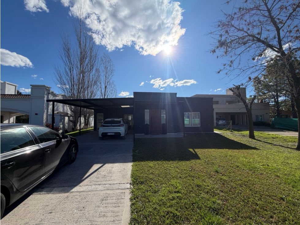 Casa en venta con dos dormitorios, jardin y cochera en El Cardal - 1