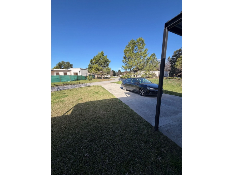 Casa en venta con dos dormitorios, jardin y cochera en El Cardal - 2