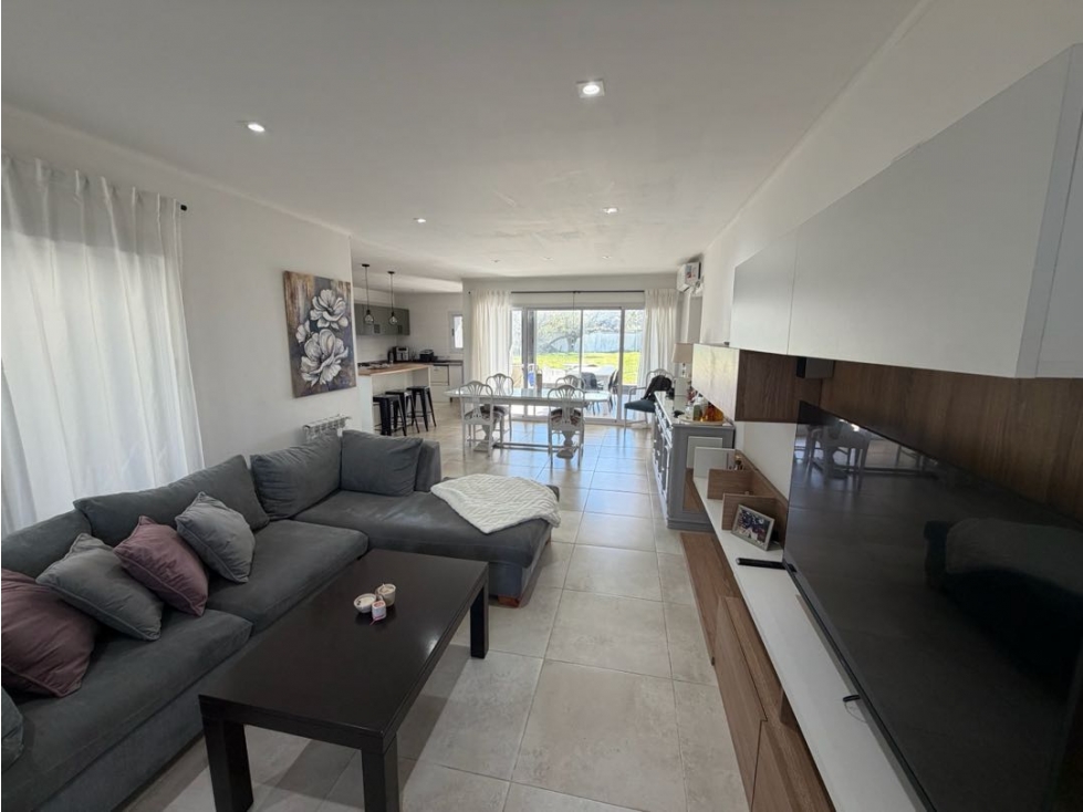 Casa en venta con dos dormitorios, jardin y cochera en El Cardal - 3