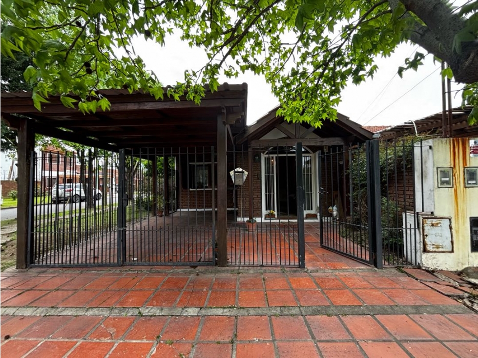 Casa en venta con dos dormitorios, cochera y patio - 2