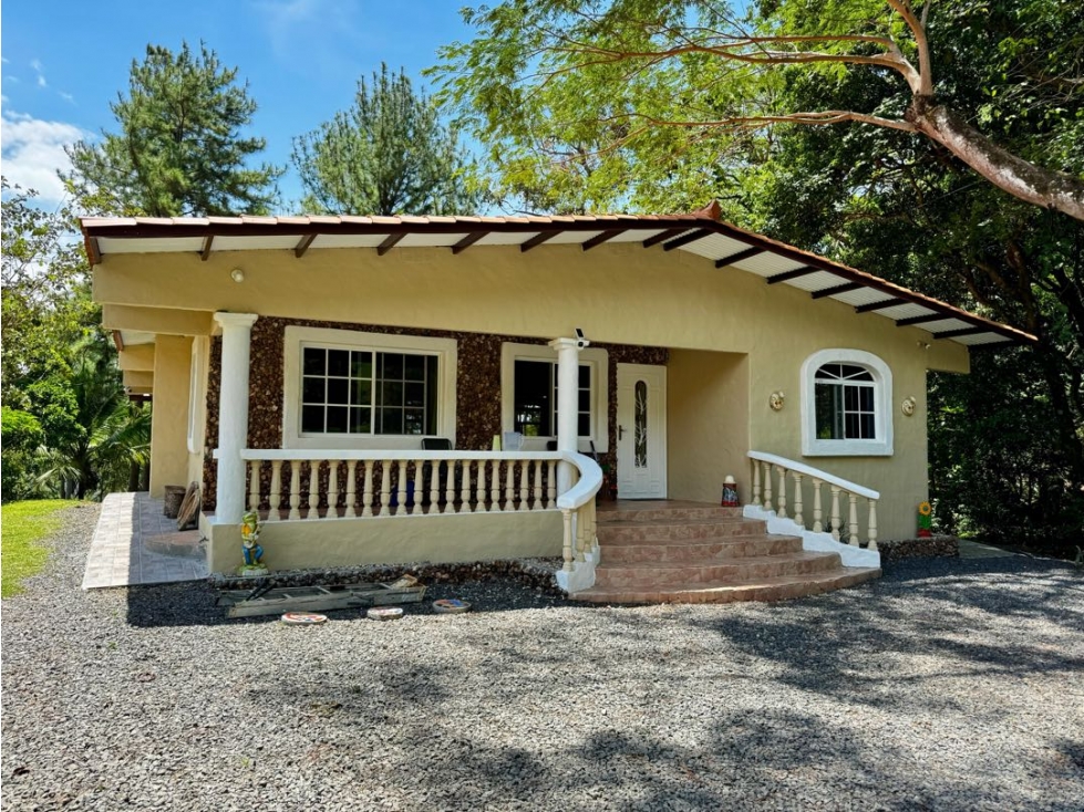 CASA EN VENTA CON JACUZZI EN ALTOS DEL MARIA
