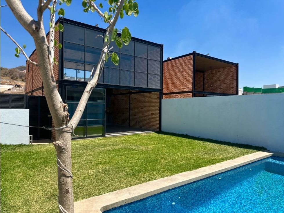 Casa en venta con jardin y alberca privados en Cuernavaca por 2.8 MDP