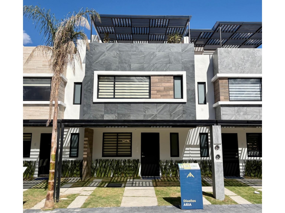 Casa en venta con roof garden en lomas de angelopolis Puebla