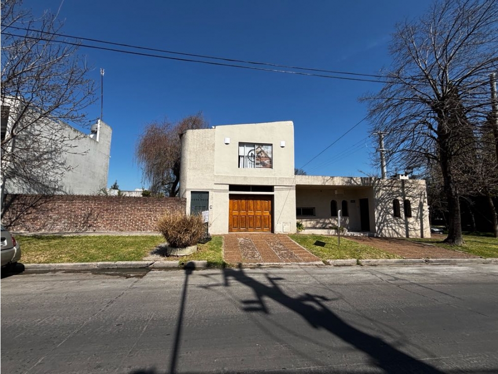 Casa en venta con tres dormitorios, parque, cochera y local