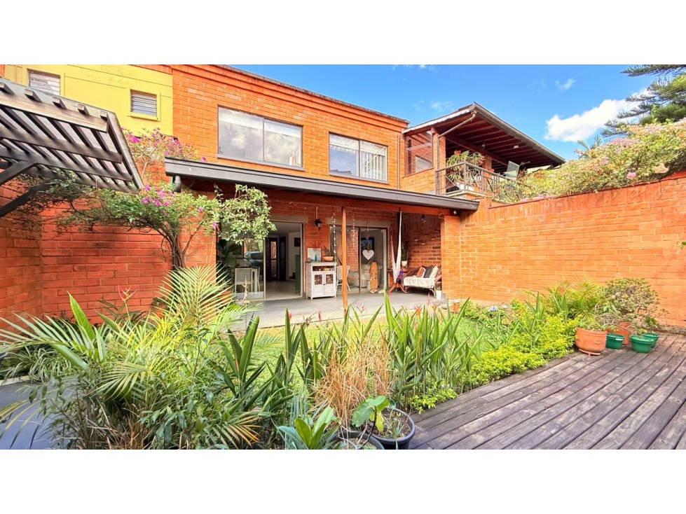 Casa en Venta de 2 Niveles Envigado, Sector Mall Terrazino 220m2