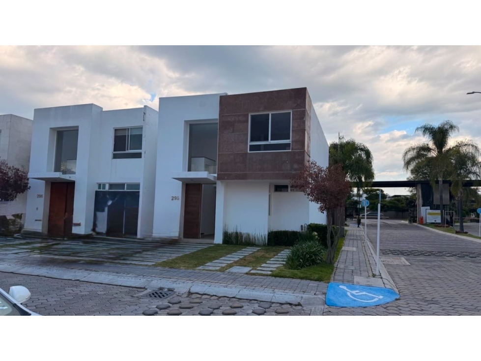Casa en venta de 3 recámaras con baño c/u y en esquina!