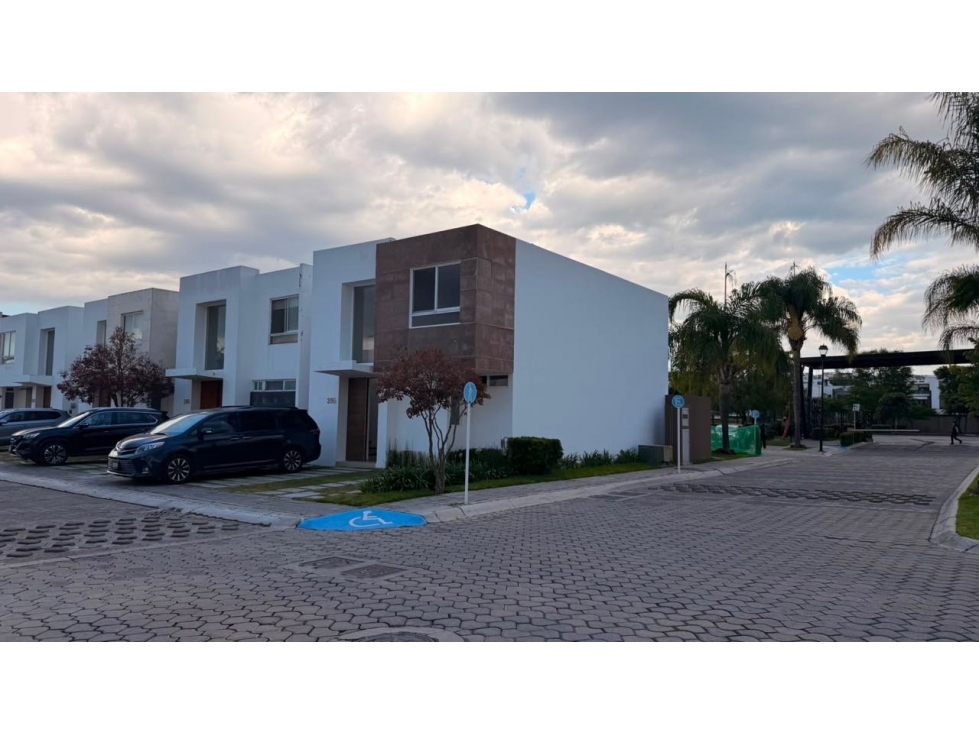 Casa en venta de 3 recámaras con baño c/u y en esquina! — foto 2