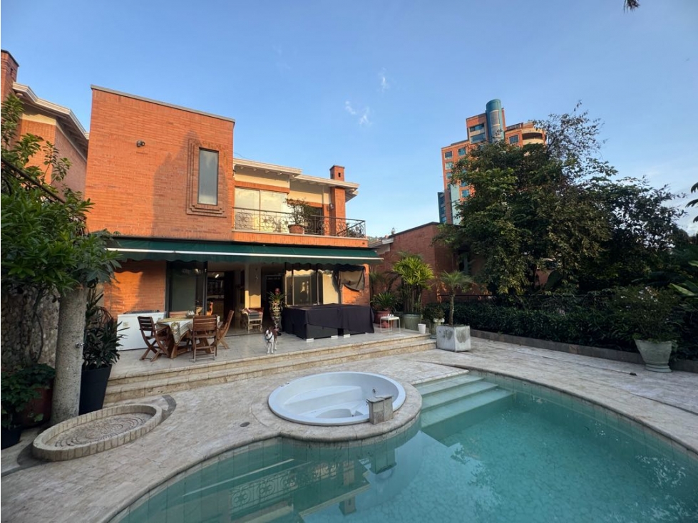 Casa en venta de dos niveles El Poblado con jacuzzi vista a la ciudad