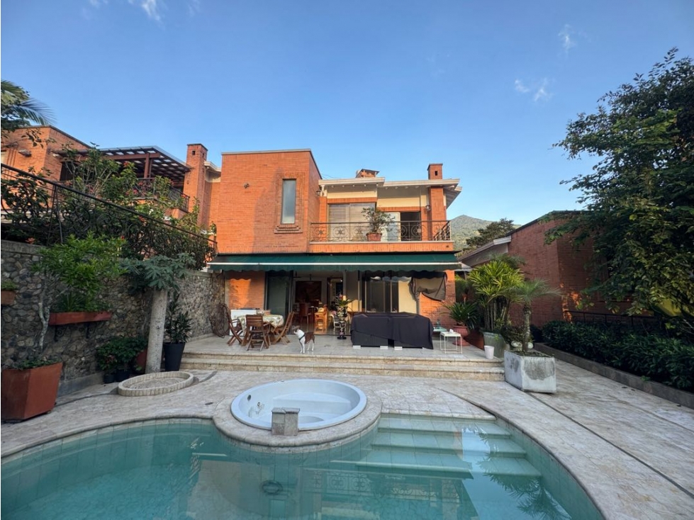 Casa en venta de dos niveles El Poblado con jacuzzi vista a la ciudad — foto 2