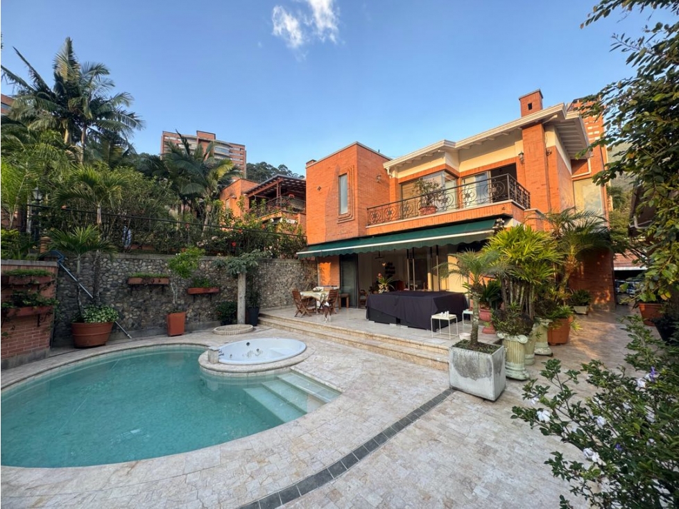 Casa en venta de dos niveles El Poblado con jacuzzi vista a la ciudad — foto 3