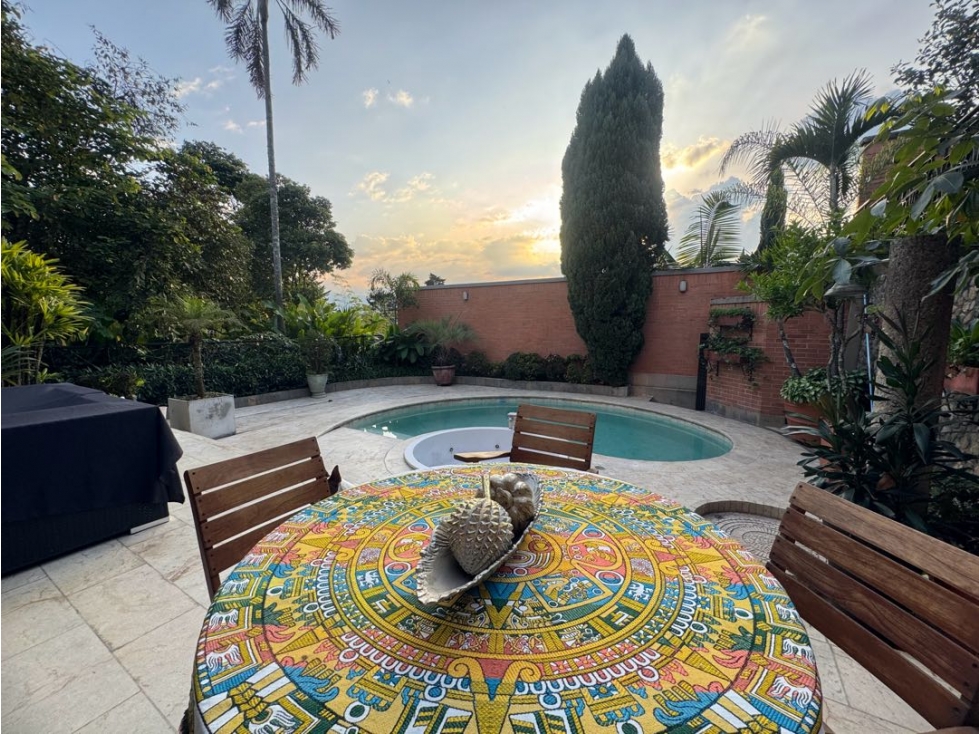 Casa en venta de dos niveles El Poblado con jacuzzi vista a la ciudad — foto 4