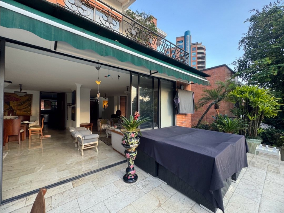 Casa en venta de dos niveles El Poblado con jacuzzi vista a la ciudad — foto 5