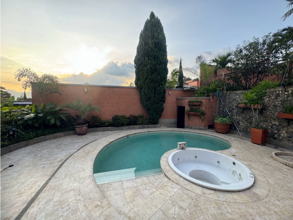 Casa en venta de dos niveles El Poblado con jacuzzi vista a la ciudad — foto 6