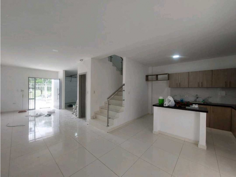 CASA EN VENTA DE DOS PISOS CERCA AL CC NUESTRO
