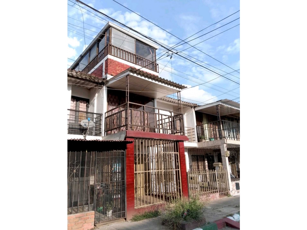 Casa en Venta de Tres niveles en el barrio portal de jamundi.