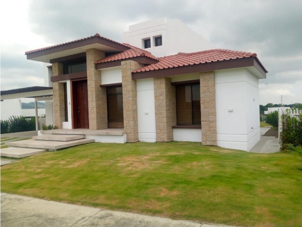 Casa en venta dentro de Urb. Montecristi Golf Club. - 1