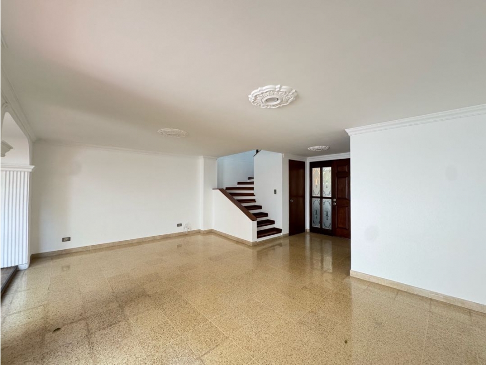 Casa en venta dos niveles Envigado sector transversal intermedia