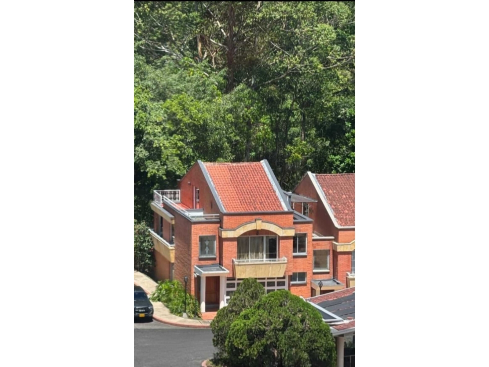 CASA EN VENTA EN BARRIO EL POBLADO - MALL TESORO UNIDAD CON PISCINA — foto 2
