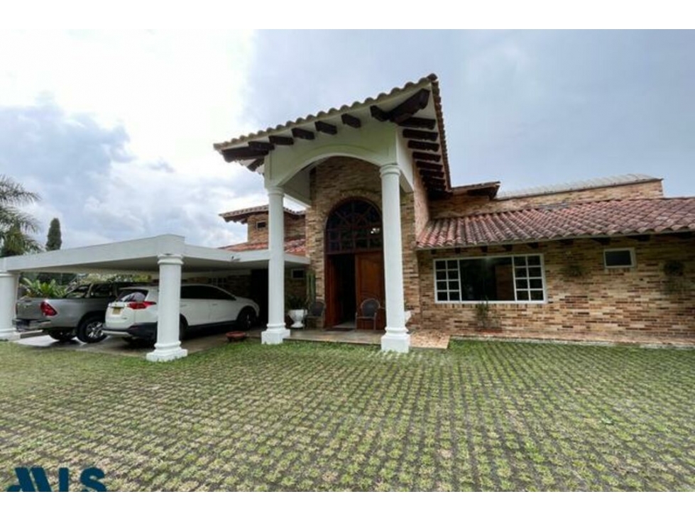 Casa en venta en Altos del Poblado, Medellín