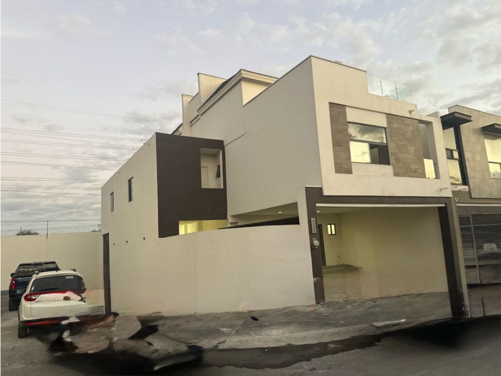 CASA EN VENTA EN ARBADO MONARCA APODACA ESQUINA Y EXCEDENTE 3 NIVELES