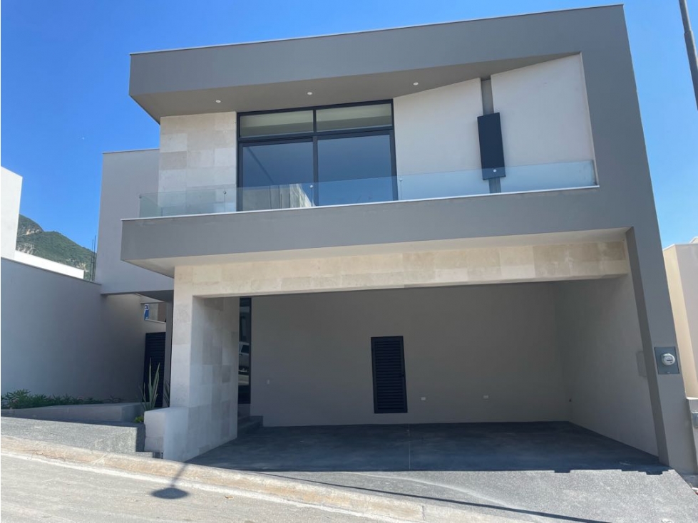 CASA EN VENTA EN CARRETERA NACIONAL CASTAÑOS DEL VERGEL MTY EQUIPADA