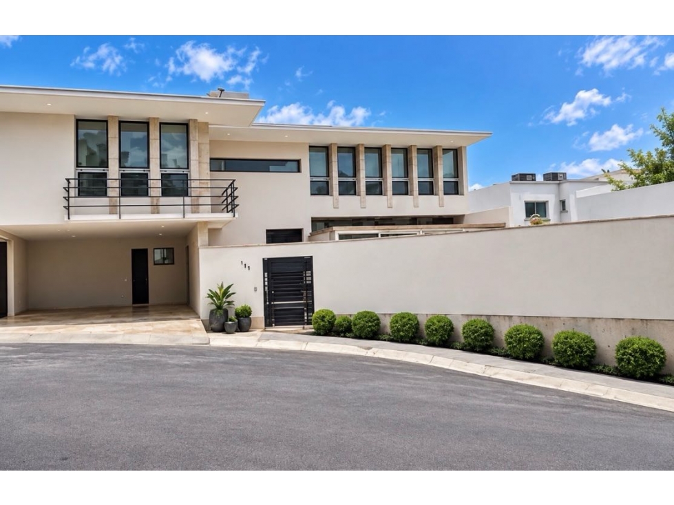 Casa en Venta en Colinas de San Jerónimo en Monterrey con Paneles - 1