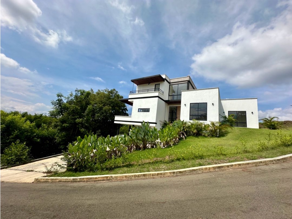 Casa en venta en condominio. Alfaguara