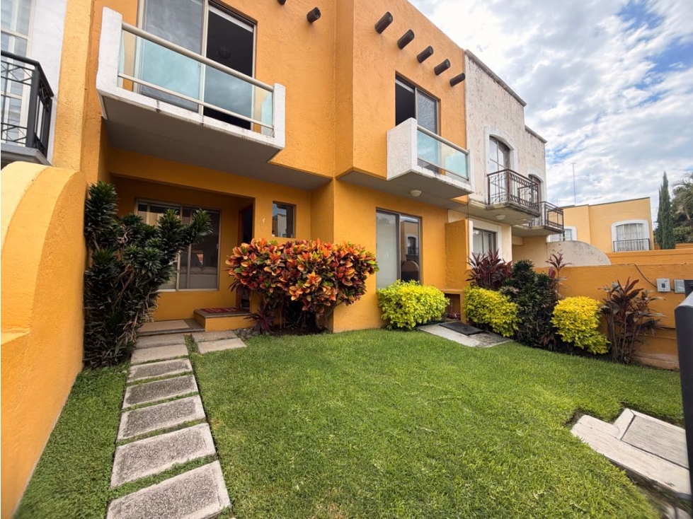 Casa en venta en condominio con alberca y jardín en Tezoyuca Morelos - 1