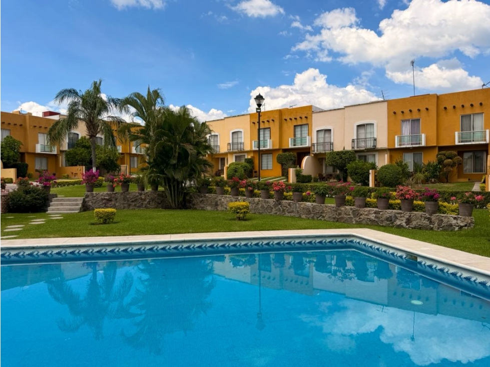 Casa en venta en condominio con alberca y jardín en Tezoyuca Morelos - 2