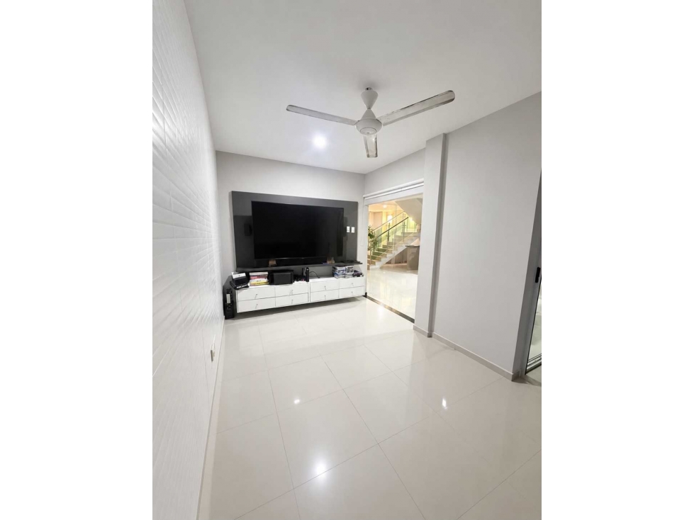CASA EN VENTA EN CONJUNTO CERRADO EN LA CASTELLANA