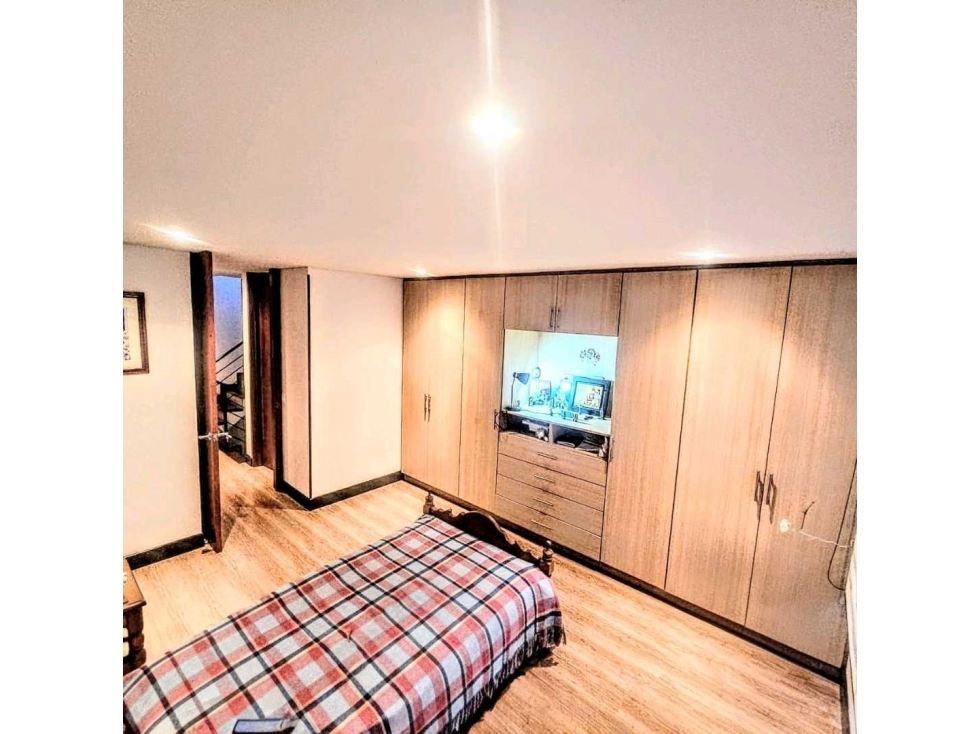 CASA EN VENTA EN COTA CON CLUB HOUSE