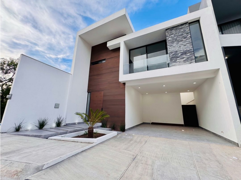 Casa en venta en Cumbres Elite Premier sótano equipada en Monterrey