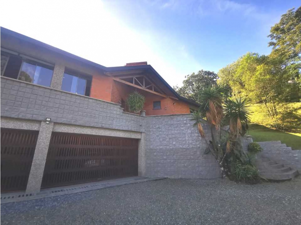 Casa en venta en el Poblado Av Las Palmas, urbanización cerrada!