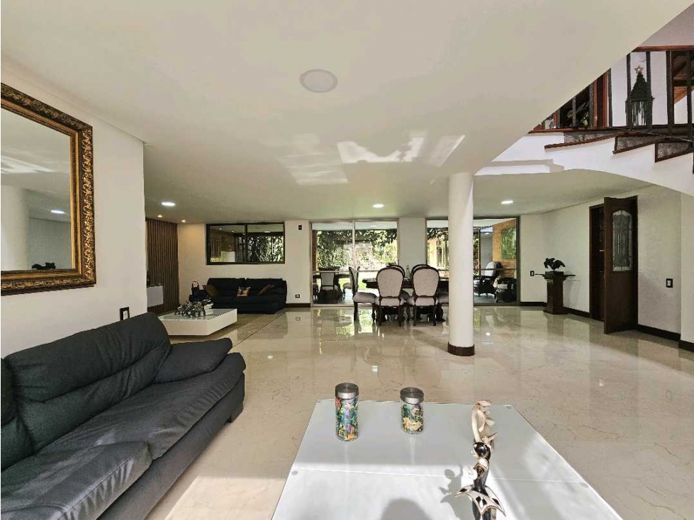 Casa Campestre de 350m² con Jardín en Venta | Loma del Chocho
