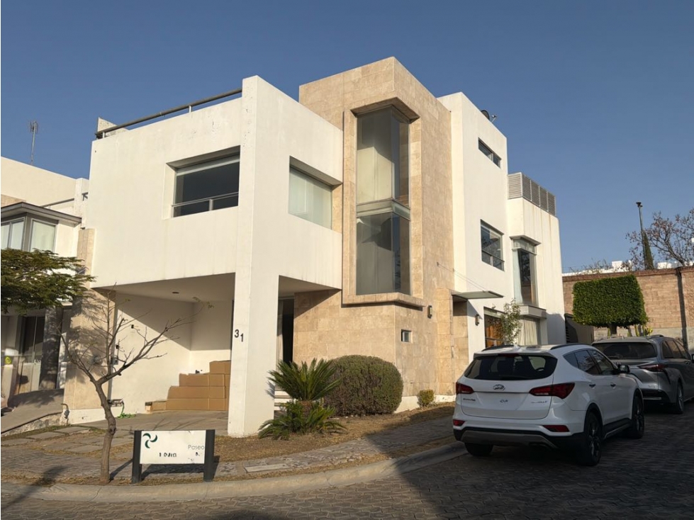 Casa en venta en esquina. Parque Castellana. Lomas de Angelopolis