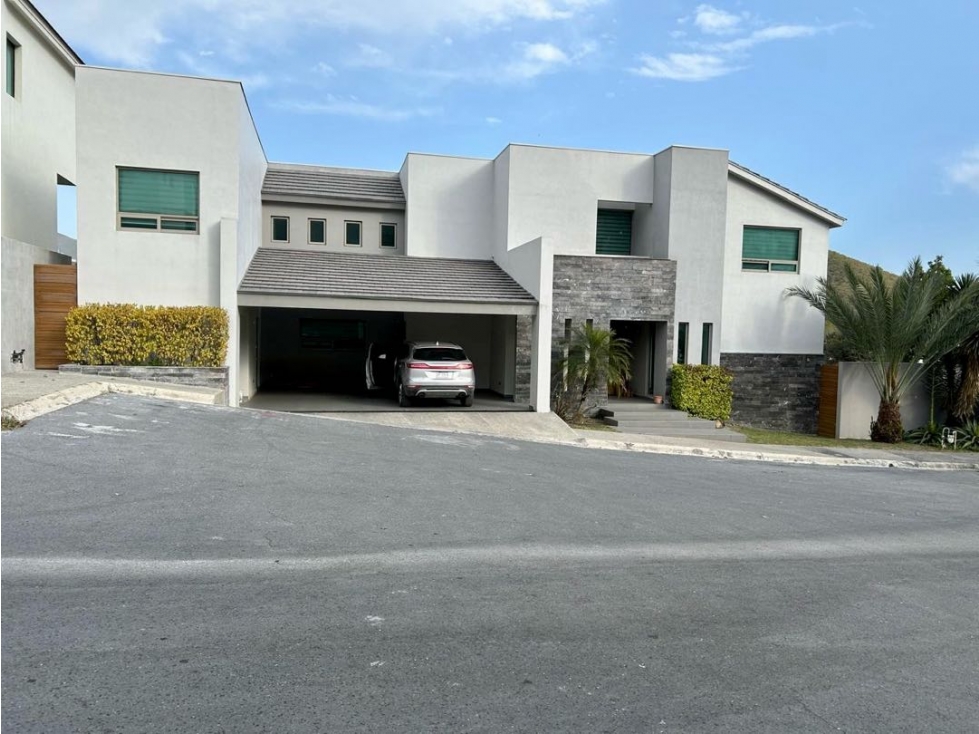 Casa en venta en esquina Sierra Alta en Monterrey