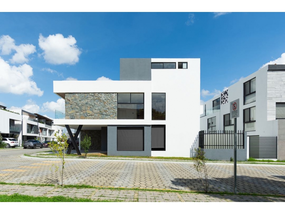 Casa en venta en esquina y frente a área verde. Lomas de Angelopolis — foto 2