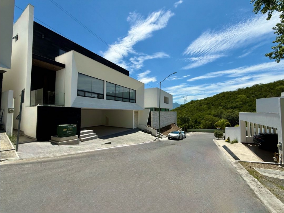 CASA EN VENTA EN JARDINES DE VALLE ALTO CARRETERA NACIONAL MONTERREY
