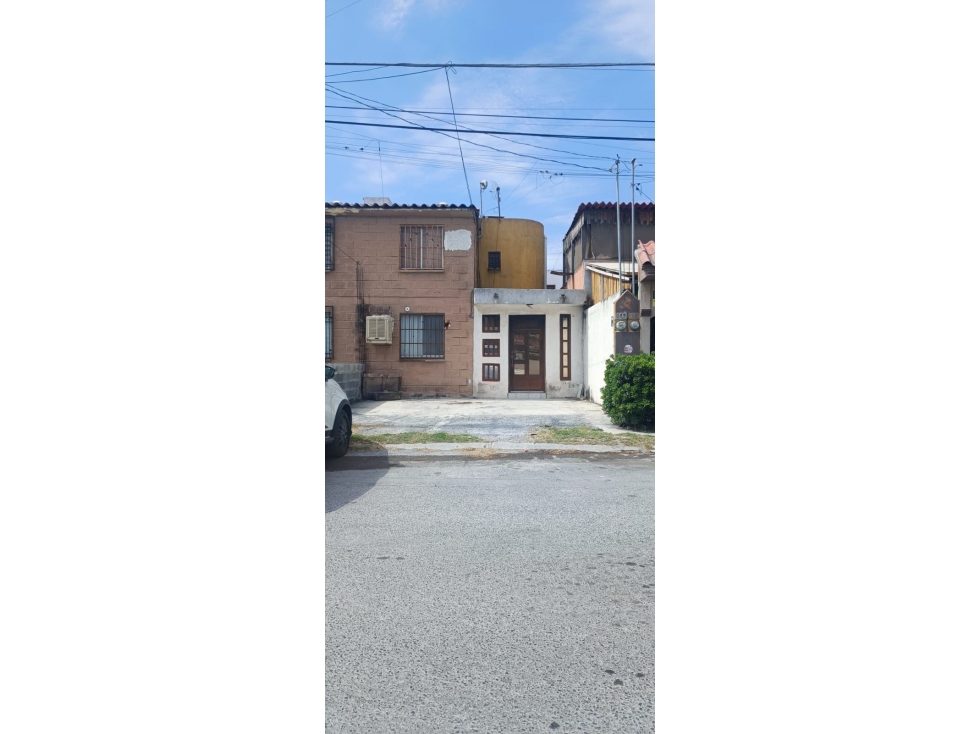 CASA EN VENTA EN JARDINES DEL VIRREY APODACA CON PATIO AMPLIO