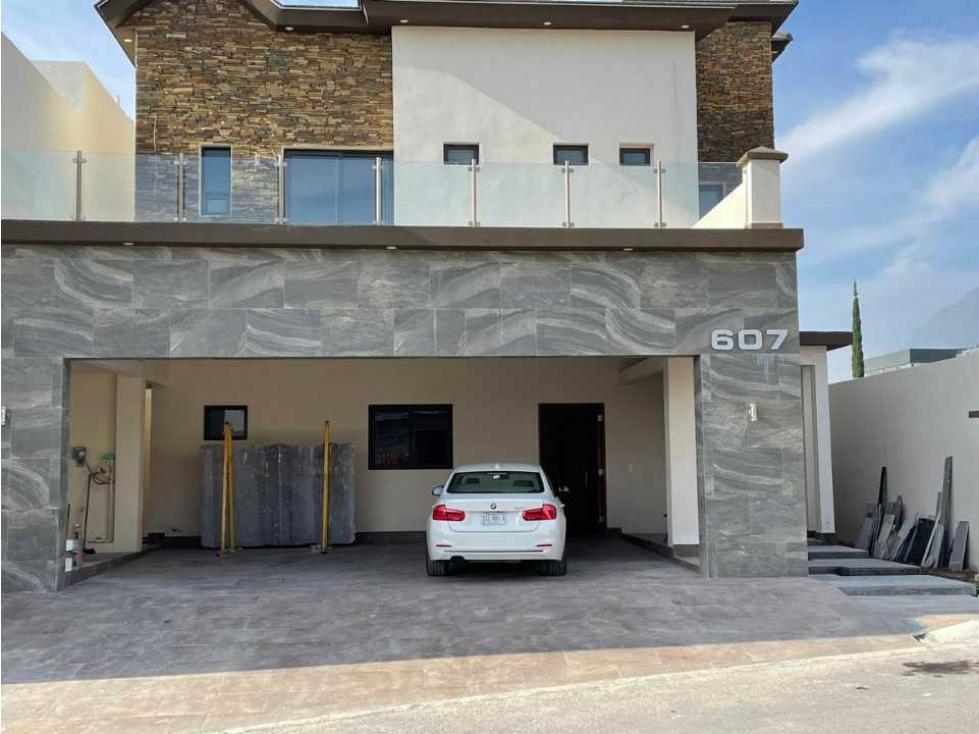 Casa en Venta en La Joya Residencial en Monterrey - 2