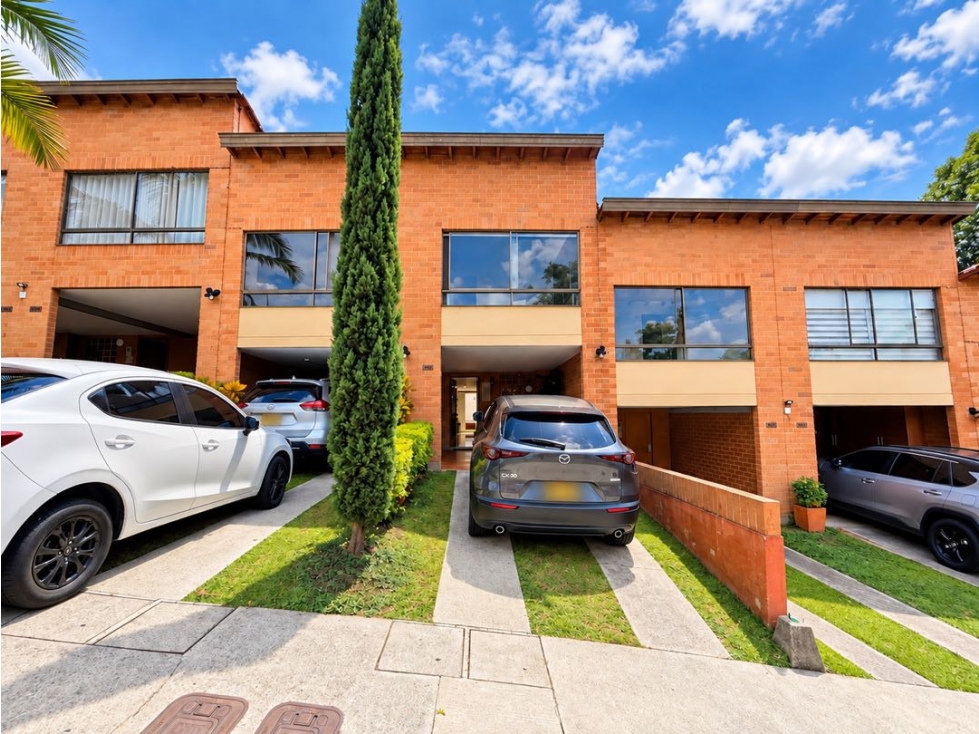 Casa en venta en Las Antillas, Envigado | Terraza y 2 garajes