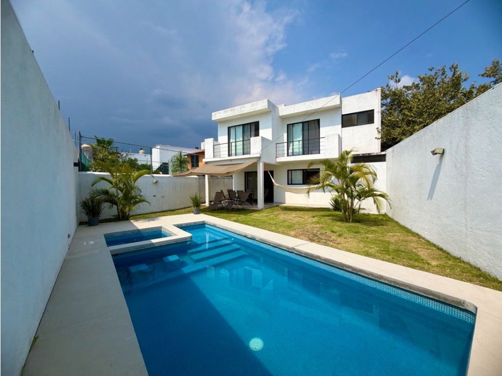 Casa en venta en las fincas Jiutepec Morelos con alberca y jardín priv