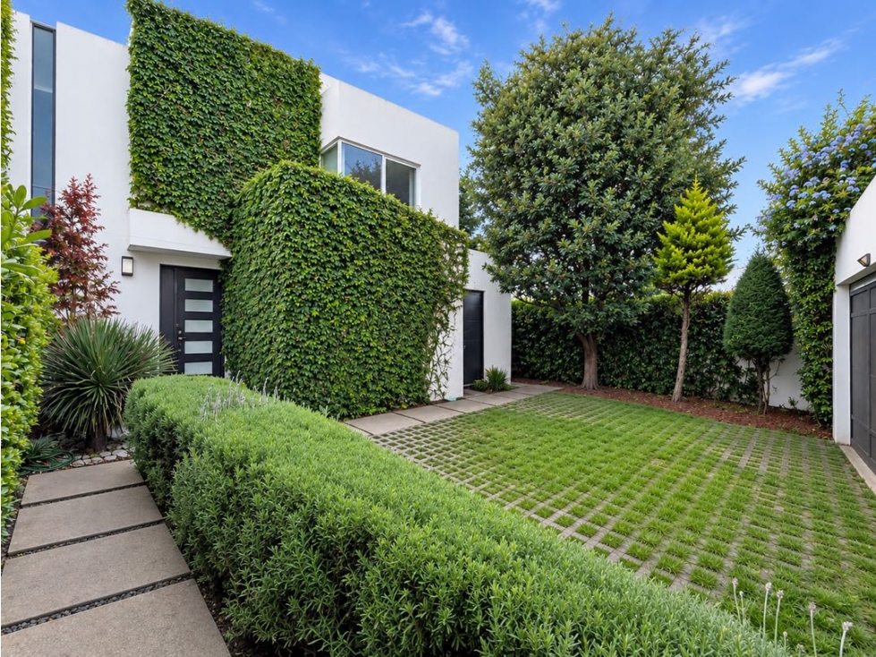 Casa en Venta en Metepec frente al Lago con amplio jardín y Casa Club - 1