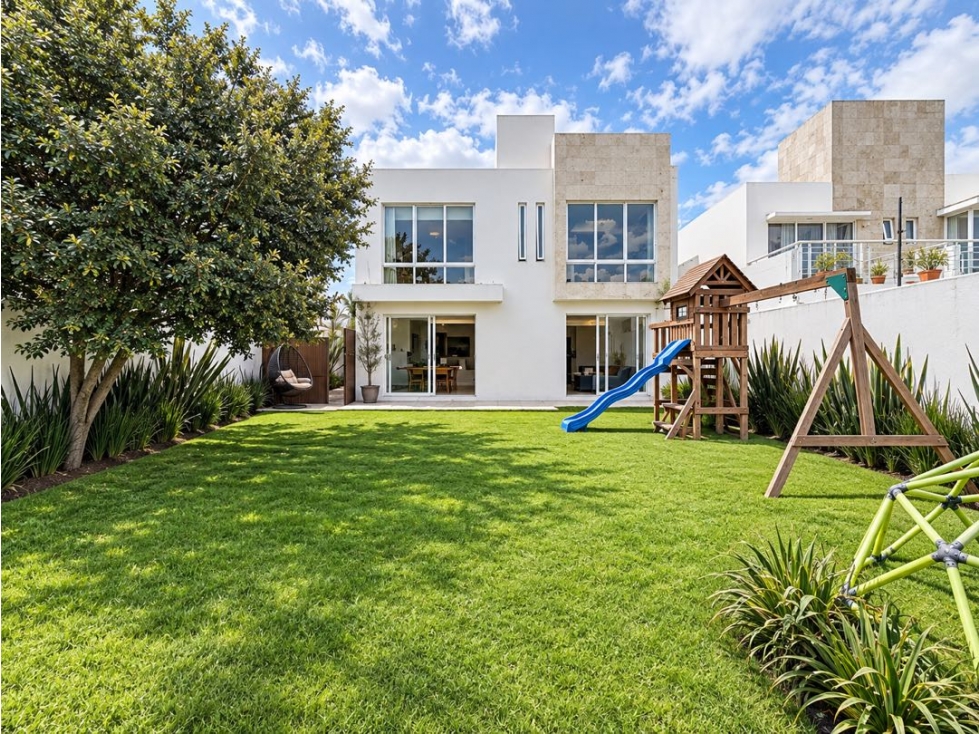 Casa en Venta en Metepec frente al Lago con amplio jardín y Casa Club - 2