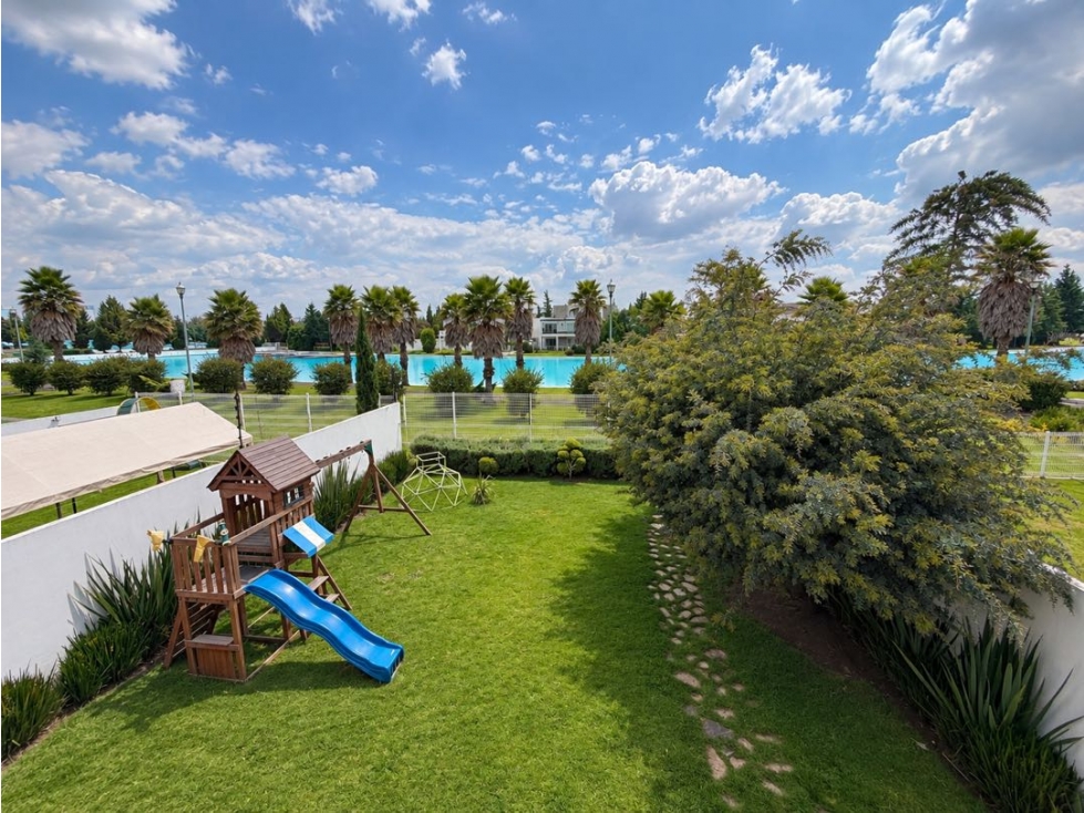 Casa en Venta en Metepec frente al Lago con amplio jardín y Casa Club - 3