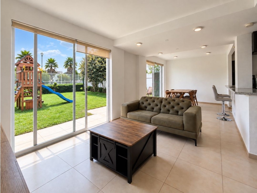 Casa en Venta en Metepec frente al Lago con amplio jardín y Casa Club - 4
