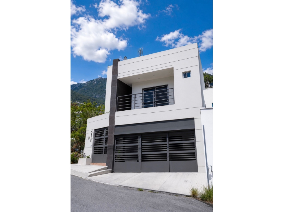 Casa en venta en Prados de la Sierra Recién Remodelada en Monterrey