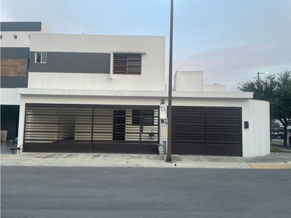 CASA EN VENTA EN RADICA APODCA CON EXCEDENTE, ESQUINA Y FRENTE PARQUE - 2