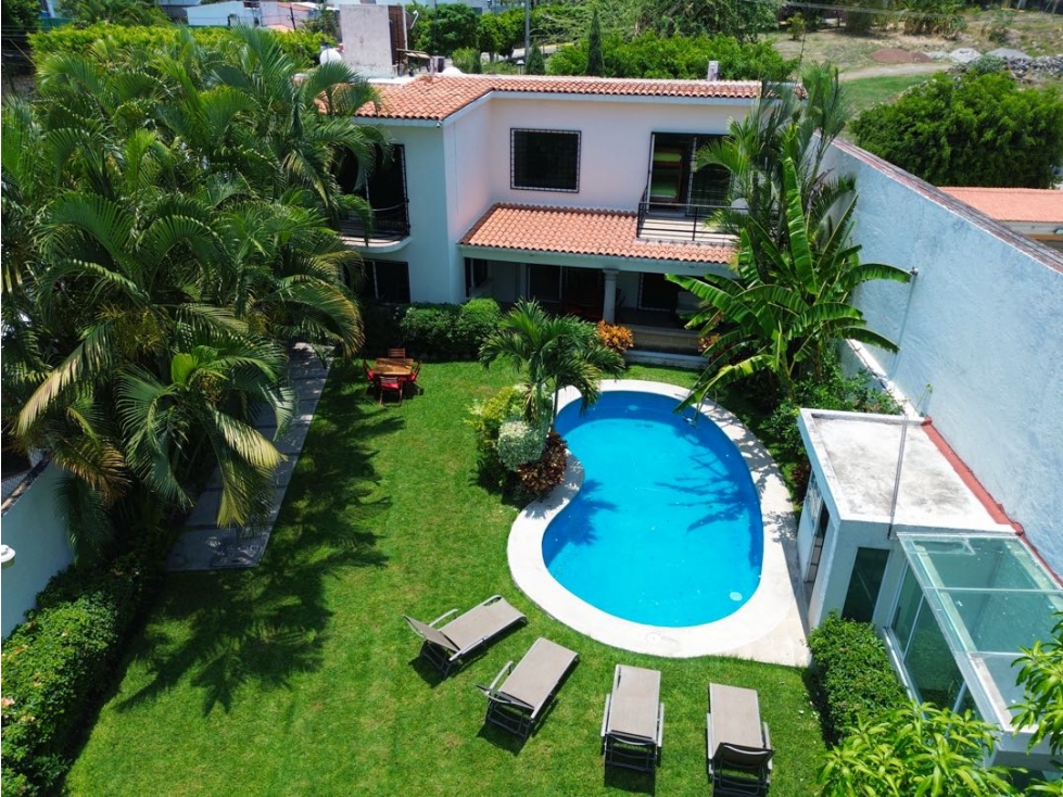 Casa en venta en Residencial Burgos de Cuernavaca con alberca y jardín